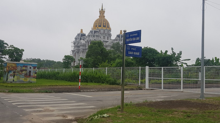 Tường rào bằng sắt cao hơn 1 mét được chủ đầu tư dựng phía giáp đường Nguyễn Văn Linh và lối vào phố Sao Khuê trong khu biệt thự.