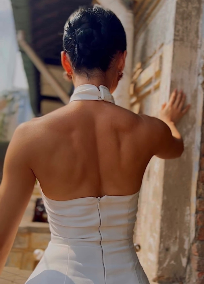 Sau những tháng ngày tập gym chăm chỉ với huấn luyện viên riêng, Angela Phương Trinh đã có sự thay đổi lớn về mặt ngoại hình. Tuy nhiên, một lượng không nhỏ khán giả dường như vẫn chưa quen với hình ảnh mới của cô nàng. Hầu hết các sao Việt chẳng còn e dè hay sợ bị mọi người đánh giá, họ luôn biết cách khoe khéo "điểm vàng" này thông qua trang phục.