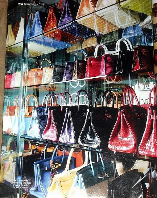 Đặc biệt, người đẹp này có một niềm yêu thích đặc biệt với túi Hermes. Với hơn 200 chiếc túi Hermes Birkin và Kelly, Jamie Chua được xem là người phụ nữ có nhiều túi Hermes nhất thế giới, vượt qua cả tín đồ Hermes đình đám là Victoria Beckham. Được biết, những chiếc túi này có giá từ 20 triệu đến hơn 3 tỷ đồng.Ảnh: Tủ túi xách hàng hiệu khổng lồ của nữ đại gia.