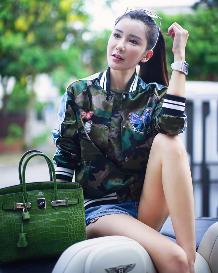 Dù đã ở tuổi 42 và có hai con nhưng thân hình của Jamie Chua vẫn rất thon gọn, gợi cảm.