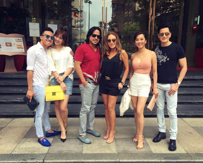 Mới đây, Hari Won xuất hiện tình tứ bên Trấn Thành và đeo chiếc túi xách hàng hiệu màu vàng đẳng cấp.