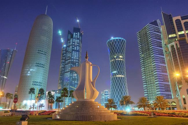 Hiện nay, người dân Qatar có mức sống cao, được hưởng nhiều dịch vụ xã hội và tiện nghi hiện đại. Người dân không phải mất tiền để khám bệnh ngay cả gas, điện, nước cũng do chính phủ do chi trả.