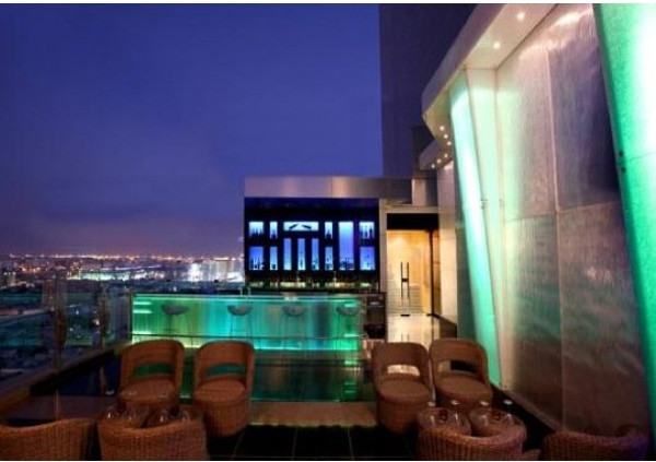Không chỉ có nhiều tiền, người dân Qatar cũng rất biết cách tiêu tiền. Những đồ trang điểm của những nữ sinh giàu có ở Qatar đều là hàng của Channel, CD và LV.