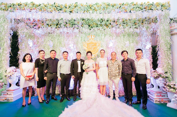 Cô dâu chú rể chụp ảnh với khách mời trong đó có vợ chồng nghệ sĩ Thúy Hạnh - Minh Khanh (đứng cạnh cô dâu).