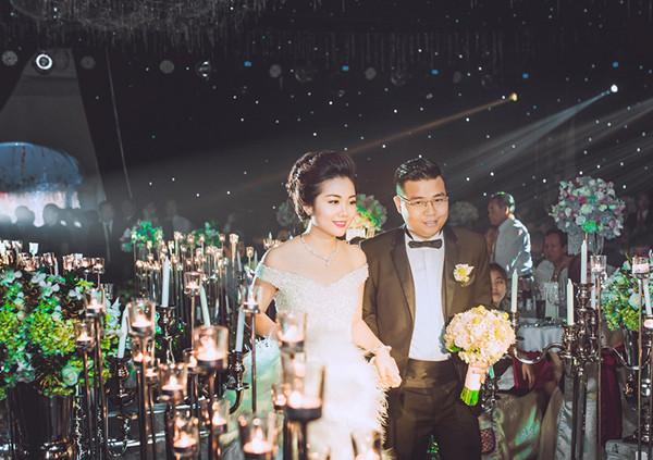 Được biết, chú rể là anh Đức Thắng (doanh nhân ở TP HCM), còn cô dâu là chị Thu Thủy (nữ du học sinh Australia quê ở Nam Định). Đám cưới được tổ chức ở hai địa điểm quê hương của cô dâu và chú rể. Đám cưới đình đám này gây "choáng" cho dư luận vì độ "chịu chi" của cặp đôi này. Riêng bộ ảnh cưới của anh Thắng và chị Thuỷ đã chi tới 250 triệu đồng, thực hiện dọc chiều dài đất nước.