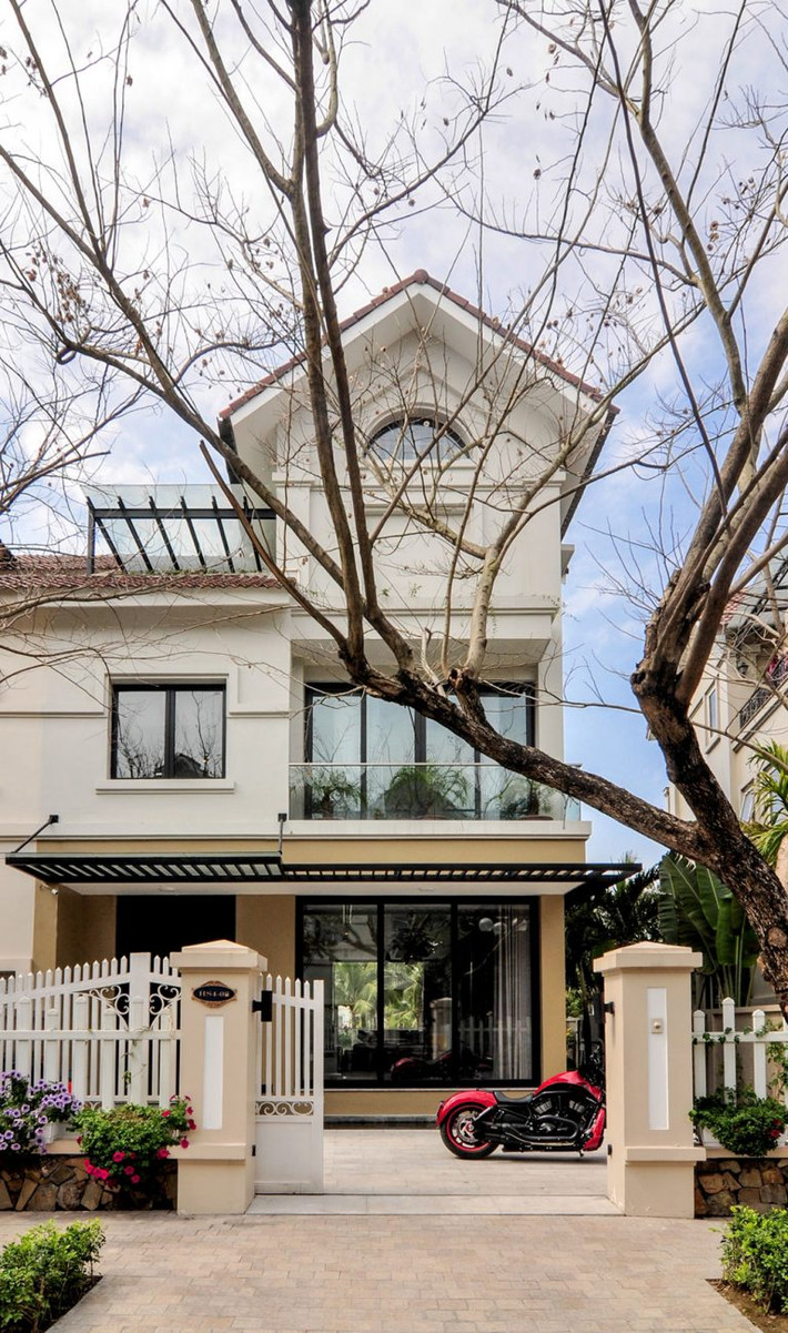 Biệt thự hiện đại này nằm tại khu biệt thự song lập trong khu đô thị đã được quy hoạch hoàn chỉnh. Do vậy, kiến trúc mặt ngoài của công trình được cân nhắc điều chỉnh một cách hạn chế để không làm phá vỡ không gian kiến trúc xung quanh.