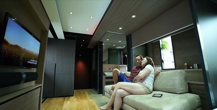 Các kiến trúc sư dành 3 tháng để đưa ra 40 phác thảo rồi mới chốt phương án cuối cùng. Sau đó, căn hộ đã được cải tạo trong vòng 5 tháng. Trong diện tích 29 m2, người thiết kế đã tạo ra một không gian sống 90 m2. Căn hộ này áp dụng nhiều công nghệ thông minh cho hệ thống đèn, khóa cửa. Phòng khách đủ chỗ cho 8 người tụ tập.