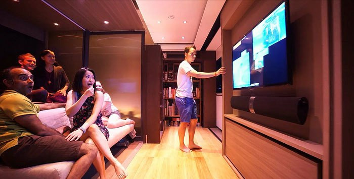 Lần đầu mua nhà để định cư ở Hong Kong, anh Andy Knight và chị Michelle Tennant quyết định chọn ở khu trung tâm đắt đỏ. Bởi vậy, họ chỉ mua được căn hộ có diện tích 29 m2. Họ có một bảng dài những điều mong muốn: Phòng chiếu phim, chỗ tập gym, bồn tắm, nhiều chỗ để đồ...