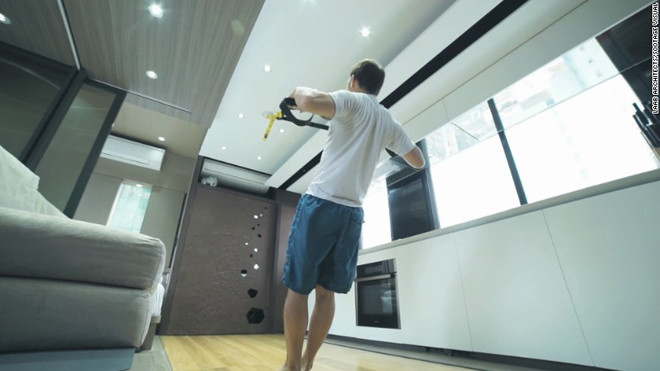 Căn hộ còn có khoảng không để tập thể dục. Ngoài ra, ngôi nhà còn trang bị hệ thống đèn màu Philips Hue, cho phép ánh sáng trong nhà liên tục thay đổi tùy thuộc vào thời gian trong ngày hoặc hoạt động của người dùng.