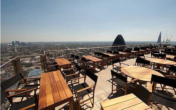 SushiSamba, London (Anh): Tại nhà hàng nằm trên sân thượng của tòa nhà cao nhất ở Anh (1.247m), du khách có thể nhìn thấy toàn cảnh thành phố và thưởng thức các món ăn độc đáo theo phong cách của Nhật, Brazil và Peru.