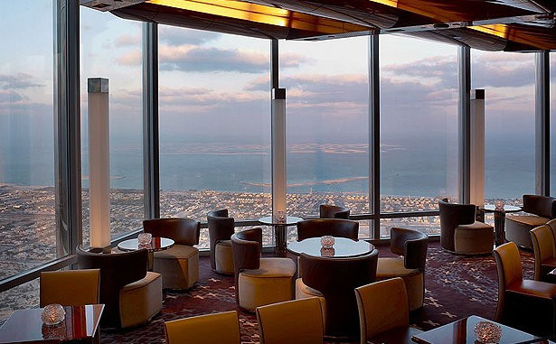 Nhà hàng At.mosphere, Dubai: Nhà hàng nằm dưới đài quan sát của tòa nhà cao nhất thế giới Buji Khalifa. At.mosphere hiện giữ kỷ lục Guinness là nhà hàng cao nhất thế giới. Ngồi ở đây khách có thể quan sát toàn thành phố Dubai với một ly rượu hay thưởng thức món nướng theo phong cách châu Âu.