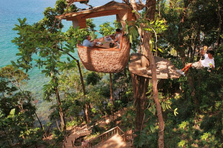 Treepod Dining - Soneva Kiri, Thái Lan: Nhà hàng độc đáo này có thể chứa 4 người trong một bàn ăn. Sau đó, bàn ăn sẽ được nhấc bổng lên giữa khu rừng xanh, cung cấp trải nghiệm ăn uống ấn tượng cho thực khách.