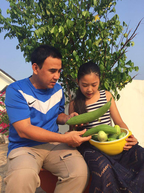 Quyền Linh và con gái thích thú khi được tự tay thu hoạch rau củ từ vườn rau trên sân thượng sau nhiều ngày chăm sóc.