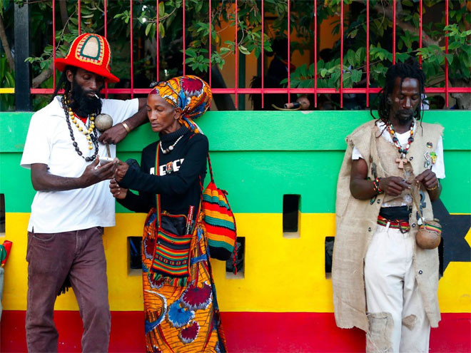 4. Jamaica, tỷ lệ nợ công/GDP: 138,9% Tội phạm nhiều, tham nhũng,và mức thất nghiệp cao đã kéo lùi tăng trưởng của nền kinh tế Jamaica. Theo khuyến cáo của Quỹ Tiền tệ Quốc tế (IMF), Jamaica cần cải cách hệ thống thuế và thực thi nhiều biện pháp cần thiết khác để giảm nợ.