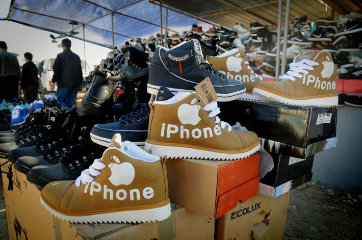 Hãng Apple có cả giày iPhone?