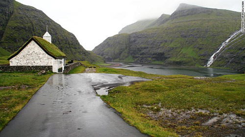 Nhà thờ Saksun, một trong những nhà thờ mái cỏ đẹp nhất ở đảo Faroe, được xây dựng từ năm 1858.