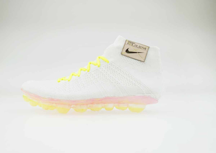 "Trong thiết kế này, túi khí dưới đế giày giúp thoát khí, êm ái khi bạn chạy", theo Nike.