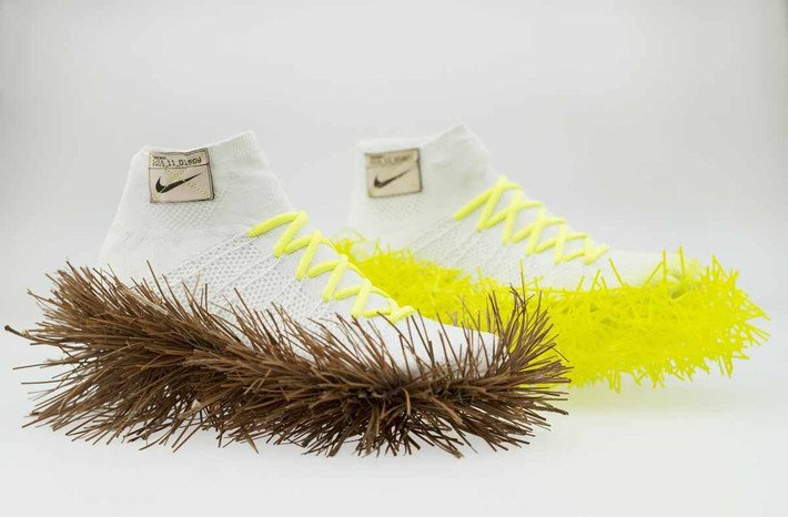 Lấy cảm hứng từ nhân viên đầu tiên của Nike, Jeff Johnson, đôi giày này cố gắng để bắt chước cảm giác chạy trên lá thông.
