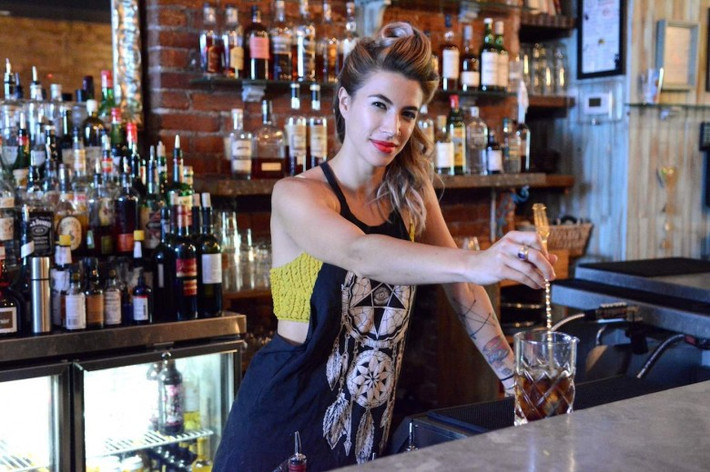 4. Bartender: Công việc của một bartender là pha chế nước uống phục vụ khách hàng trong quán bar và thu tiền sau đó. Tuy nhiên, môi trường làm việc trong quán bar thực sự là một vấn đề với phụ nữ.