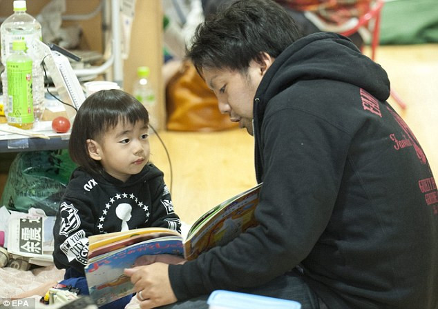 Người dân địa phương phải ở trong các trung tâm sơ tán vì nhà của họ đã bị phá hủy hoặc vẫn không an toàn sau trận động đất.