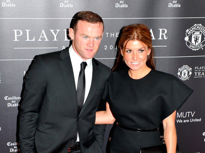 6. Wayne và Coleen Rooney (30 tuổi), với tài sản 96 triệu bảng: Cặp vợ chồng Wayne và Coleen Rooney là một trong những người trẻ giàu nhất ở Anh. Wayne Rooney là cầu thủ được trả lương cao nhất tại Premier League và anh kiếm được 300.000 bảng một tuần. Anh còn là gương mặt quảng cáo cho Nike và Samsung. Trong khi đó, Coleen Rooney lại sở hữu cửa hàng thiết kế thời trang của riêng mình.