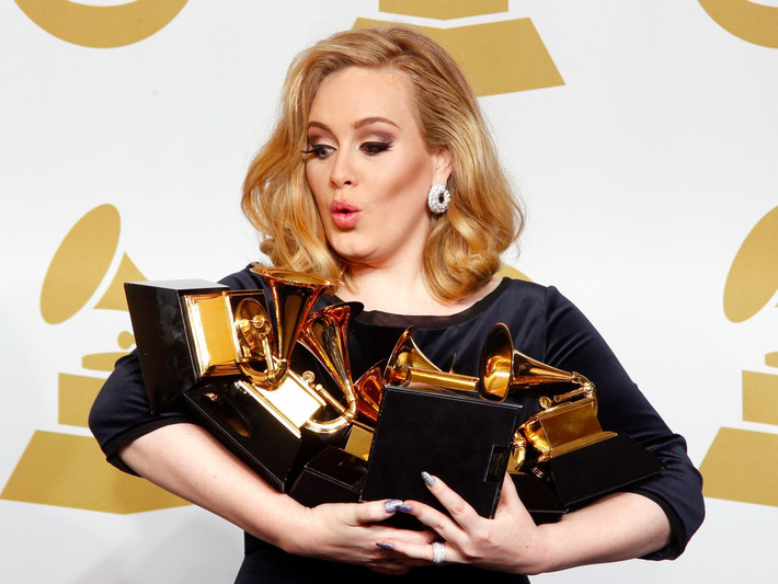 7. Adele, 27 tuổi, 85 triệu bảng (122 triệu USD): Adele là nữ ca sĩ trẻ tuổi giàu nhất nước Anh nhờ việc cô album thành công trên toàn cầu. Trong khi một phần tài sản của Adele đến từ doanh thu bán album thì điều khiến cô nàng giàu có là nhờ đi hát tại các buổi hòa nhạc.