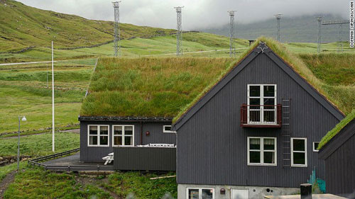 Nằm ở Gulf Stream ở Bắc Đại Tây Dương, giữa Na Uy và Iceland, 18 hòn đảo đã tạo nên một Faroes hùng vĩ và xinh đẹp. Một trong những điểm đặc biệt ở nơi đây khiến du khách bị lôi cuốn chính là những ngôi nhà mái cỏ độc đáo.