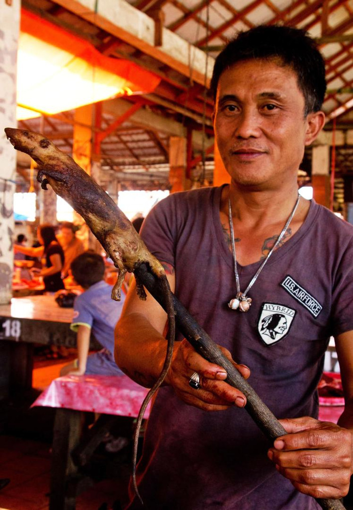 Chuột thui cũng là món đặc sản của khu chợ.