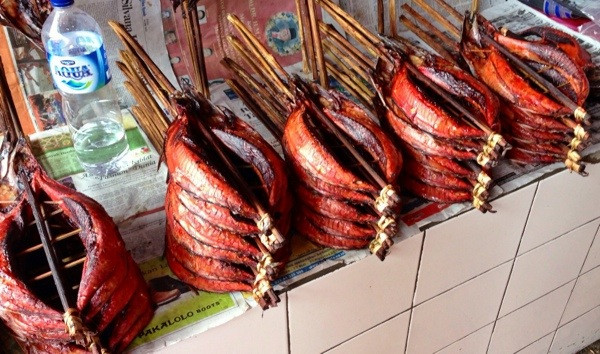 Đây là món cá hun khói độc lạ có thể dễ dàng bắt gặp ở khu chợ.
