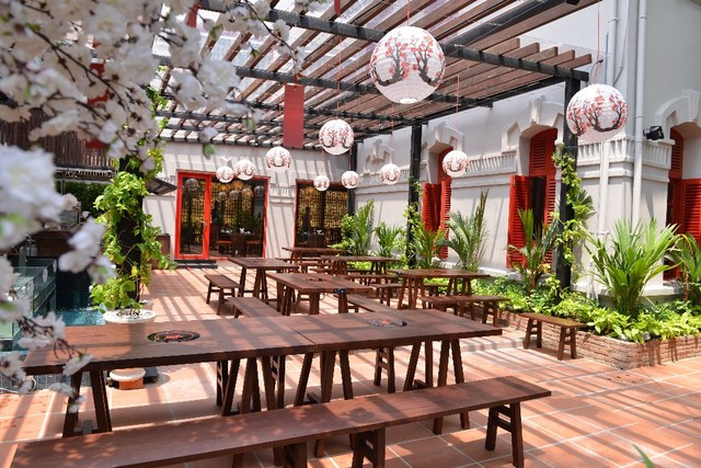 Không gian nhà hàng được Thu Hoài bài trí mang đậm phong cách Trung Hoa vừa cổ kính vừa hiện đại nhưng cũng rất lãng mạn.