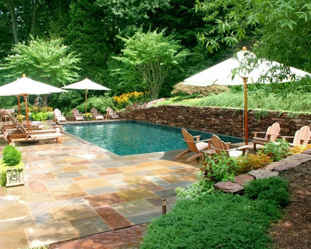 Hồ bơi với những ô che nhỏ khiến khu sân sau nhà bạn nhìn giống như một spa ngoài trời.