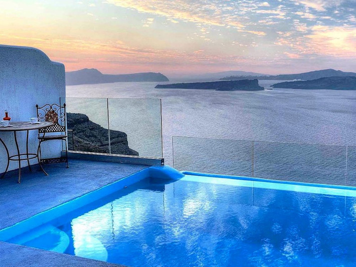 Astarte Suites Santorini, Hy Lạp: Biệt thự và hồ bơi vô cùng ấn tượng của khu nghỉ dưỡng có thể làm mọi cặp đôi thích thú.