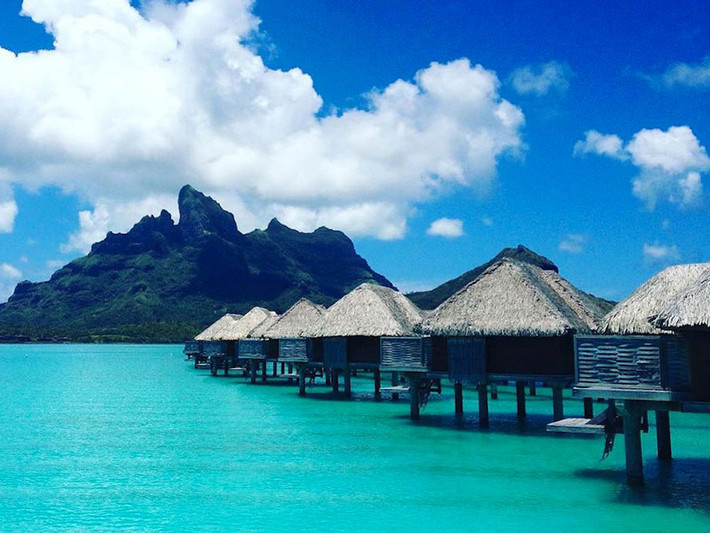 The Four Seasons Resort, Bora Bora, Tahiti: Bora Bora là một đảo thuộc quần đảo Leeward French Polynesia và được trao danh hiệu là “hòn đảo đẹp nhất thế giới” của tạp chí US News. Đảo gồm 107 ngôi nhà lợp mái đi ra từ bờ biển. Khu nghỉ dưỡng sang trọng The Four Seasons thực sự là điểm trăng mật lý tưởng cho các cặp đôi.