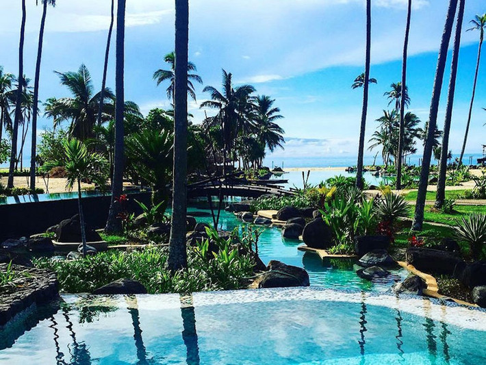 Laucala Island Resort, Fiji: Khu nghỉ mát trên đảo Laucala thuộc cộng hòa quần đảo Fiji, là một quốc đảo tại châu Đại Tây Dương. Thiên đường trăng mật này được xây dựng giữa vườn dừa bát ngát, bao quanh là những dải cát trắng trải dài.