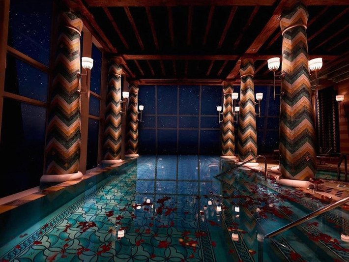 Burj Al-Arab Jumeirah, Dubai: Các cặp đôi có thể khám phá sự sang trọng của Dubai với một kỳ nghỉ dưỡng độc quyền tại phòng nghỉ sang trọng Royal Suite tại khách sạn Burj Al-Arab.