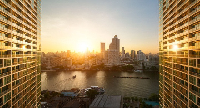 Ánh nắng màu mật phủ đều khắp thành phố đón bình minh lên.