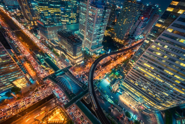 Sathorn náo nhiệt về đêm với những tòa cao ốc vẫn sáng đèn.