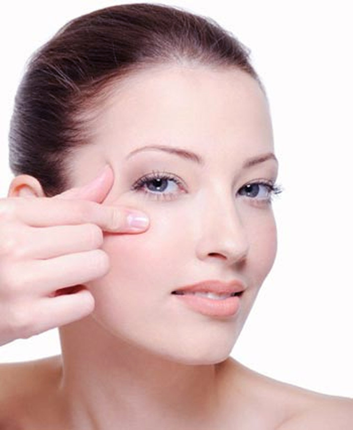 Săn chắc da. Nếu như hút thuốc, uống rượu hay cà phê làm da nhăn nheo, chảy xệ thì việc ăn dứa mỗi ngày sẽ giúp cải thiện đáng kể tình trạng này.
