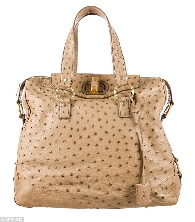 Các thương hiệu nổi tiếng như Prada, Mulberry, Hermes và Louis Vuitton thường bán những sản phẩm túi xách da đà điểu với giá lên tới 100.000 bảng Anh (hơn 3,1 tỷ đồng). Ít ai biết được sự thật về nguồn gốc nguyên vật liệu làm nên những chiếc túi hàng hiệu đắt đỏ này.