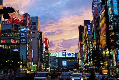 Ban ngày, Shinjuku cũng như mọi thành phố tại Nhật Bản, hối hả, tấp nập, không hề thấy bóng dáng của một tụ điểm ăn chơi.