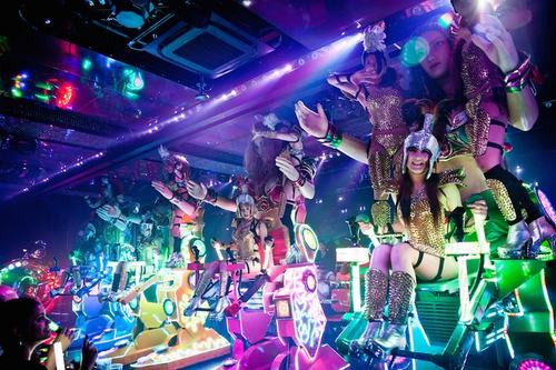 Một nhà hàng robot trong khu Shinjuku luôn thu hút du khách với các cô gái xinh đẹp ăn mặc gợi cảm trong vai robot.