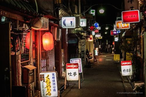 Khu phố có nhiều quán bar, tụ điểm ăn chơi của các nam thanh nữ tú về đêm ở Tokyo.