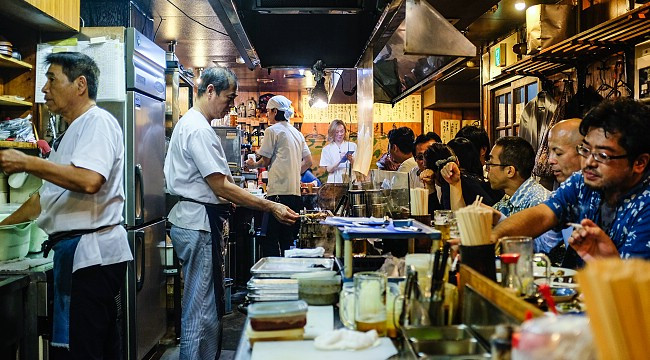 Khi ăn chơi mệt nhoài, các du khách thường ghé các nhà hàng để thưởng thức đồ ăn về đêm.