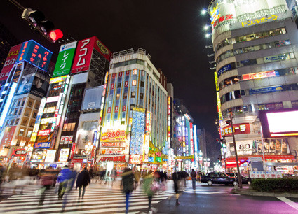 Nằm ở phía tây Tokyo, được coi là trung tâm hành chính của thành phố, Shinjuku còn là một trung tâm thương mại sầm uất, với rất nhiều cửa hàng, khu mua sắm, tụ điểm ăn chơi.