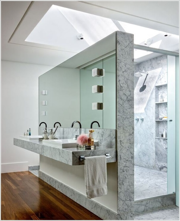 Trang trí nhà tắm sang trọng và thu hút với đá marble ốp tường.