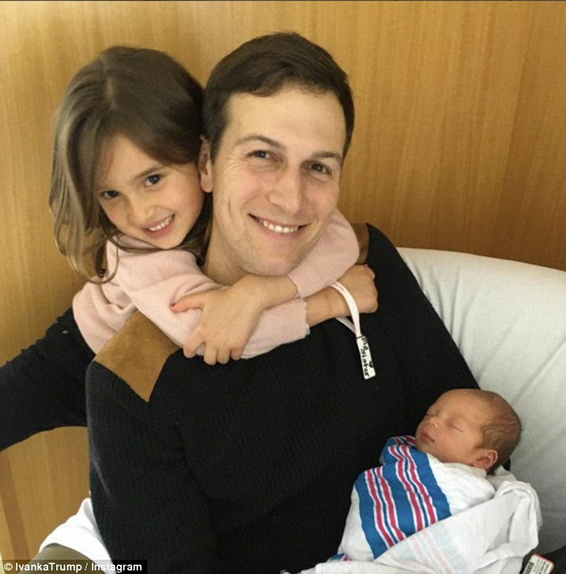 Ivanka chia sẻ bức ảnh Jared, chồng cô và con gái đầu Arabella trong niềm hạnh phúc với sự có mặt của bé trai út Theodore trên facebook cá nhân.