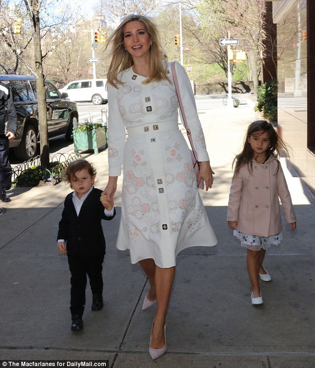Ivanka khiến mọi người phải ngỡ ngàng bởi cô đã nhanh chóng lấy lại được thân hình thon gọn sau sinh nở. Ảnh: Cô bước trên phố cùng hai con.
