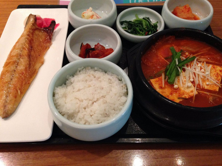 4. Sân bay quốc tế Incheon (ICN) tại Incheon, Hàn Quốc: Dù bạn muốn tìm nhà hàng ăn cơm trưa, điểm bán thức ăn nhanh, hoặc các quầy hàng mua đồ ăn nhẹ, sân bay quốc tế Incheon đều có đủ cả. Nhà hàng ở sân bay này phục vụ rất đa dạng ẩm thực Hàn Quốc từ cá thu, cá cơm kimchi, mì...