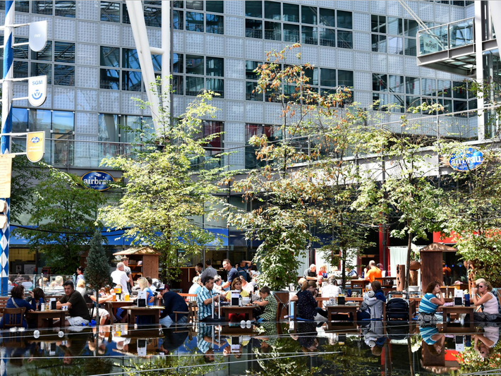 9. Sân bay Munich (MUC) ở Munich, Đức: Sân bay Munich có một nhà hàng bia lớn, nơi lý tưởng để hành khách thưởng thức một cốc bia và lựa chọn các món ngon vùng Bavaria.