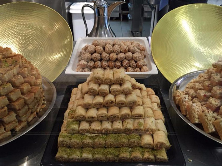 10. Sân bay quốc tế Hamad (DOH) ở Doha, Qatar: Tại đây, bạn có thể thưởng thức một loạt món ăn ngon như mì ống và bánh pizza hay bánh mì hữu cơ tại khu ẩm thực...